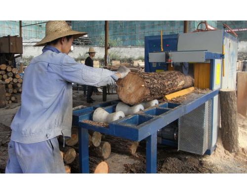 中國地板著名企業-湖北山山林業集團有限公司-使用正啟機械廠的300型原木多片鋸-加工現場