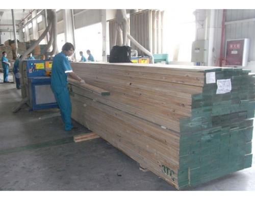 中國家具著名企業-四川全友家私有限公司-使用正啟機械廠的方木100型多片鋸干切-加工現場共計10臺0