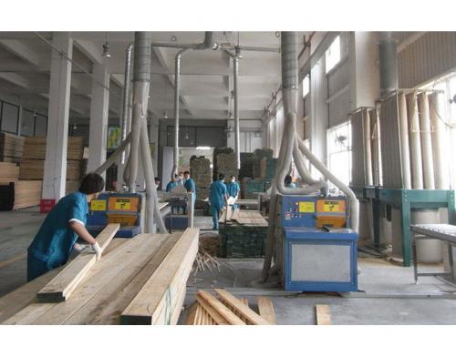 中國家俱著名企業-四川全友家私有限公司-使用正啟機械廠的方木80型號多片鋸干切-加工現場共計10臺